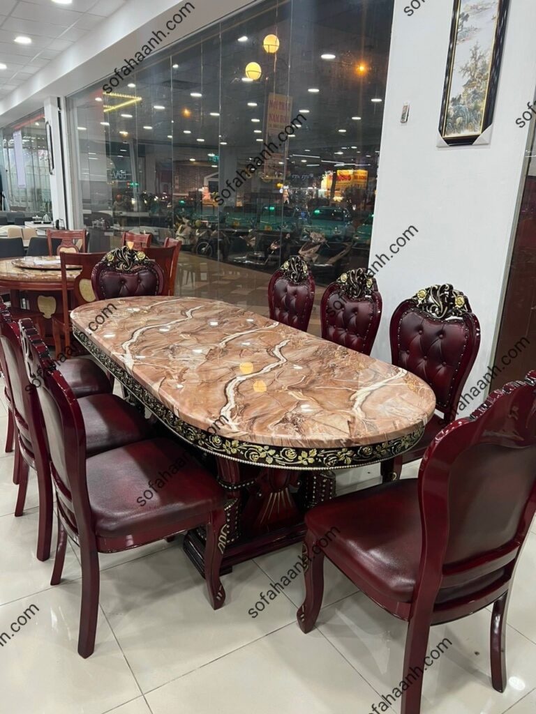 bàn ăn cổ điển tại Nha Trang